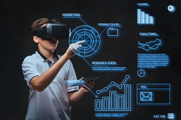 Teenager Einem Weißen Shirt Mit Virtual Reality Brille Mit Diagrammen — Stockfoto