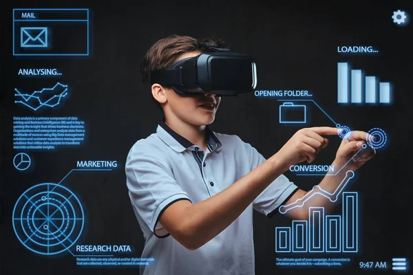 Teenager Einem Weißen Shirt Mit Virtual Reality Brille Mit Diagrammen — Stockfoto