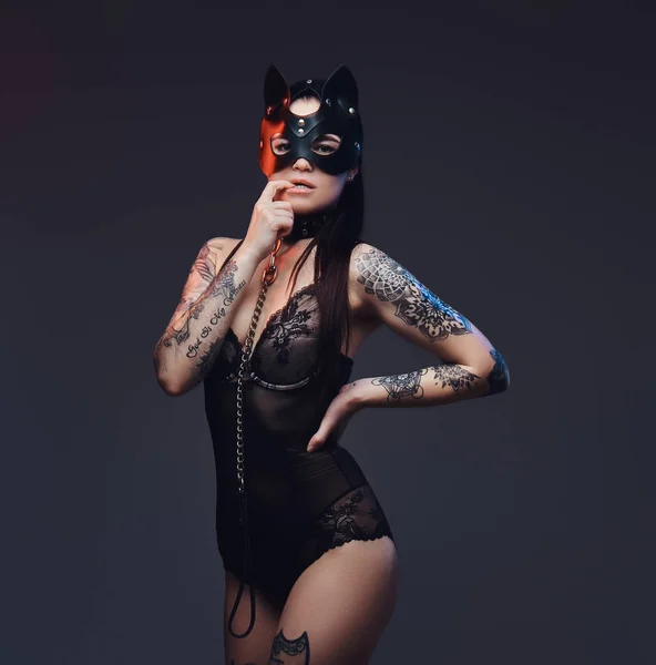 黒のランジェリー Bdsm 猫革マスクで暗い背景にポーズのアクセサリーを身に着けているセクシーな女性 — ストック写真