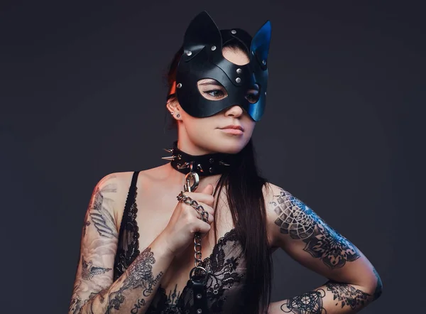 Bdsm Kedi Deri Maske Karanlık Bir Arka Plan Üzerinde Poz — Stok fotoğraf