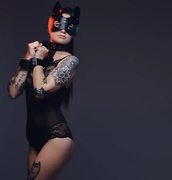黒のランジェリー Bdsm 猫革マスクで暗い背景にポーズのアクセサリーを身に着けているセクシーな女性 — ストック写真