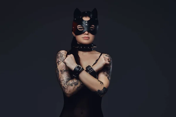 黒ランジェリー Bdsm 猫革マスクで手錠をかけられてアクセサリーを身に着けている手錠のホット ブルネットの愛人の女の子 — ストック写真