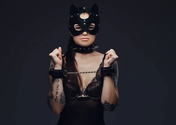 Bdsm Kedi Deri Maske Kelepçeli Aksesuarlar Siyah Çamaşırı Giyen Kelepçeli — Stok fotoğraf