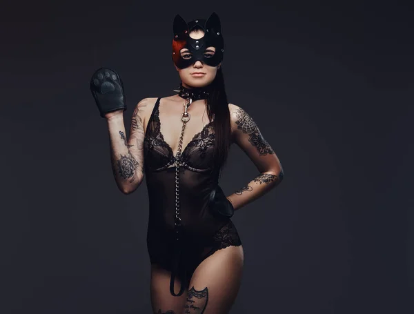 性感的女人穿着黑色内衣在 Bdsm 猫皮革面具和配件在黑暗的背景下摆出 — 图库照片