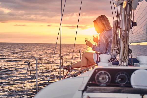 Due Amiche Che Rilassano Sullo Yacht Con Bicchieri Vino Mano — Foto Stock