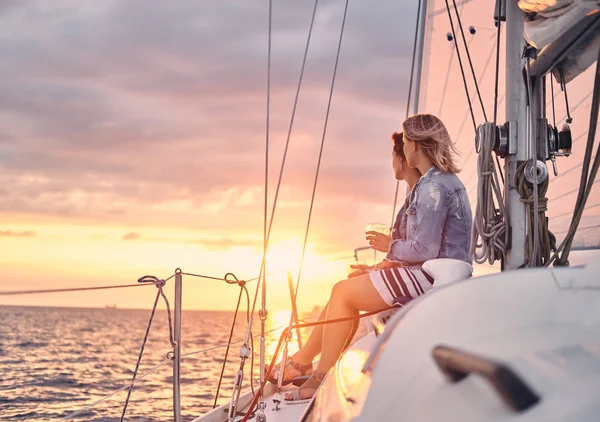 Dos Amigas Relajándose Yate Con Copas Vino Las Manos Atardecer — Foto de Stock