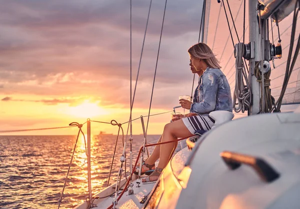 Dos Amigas Relajándose Yate Con Copas Vino Las Manos Atardecer — Foto de Stock