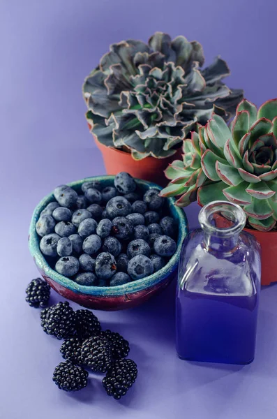 Fresh Berries Blueberries Plate Flowers Blackberries Glass Juice Raspberries Blue — Stock Photo, Image