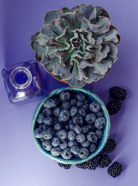 Fresh Berries Blueberries Plate Flowers Blackberries Glass Juice Raspberries Blue — Stock Photo, Image