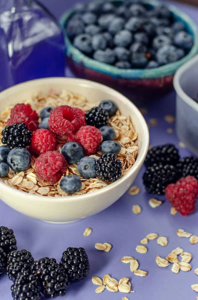 Healthy Breakfast White Plate Oatmeal Strewn Different Berries Blue Background — Stock Photo, Image