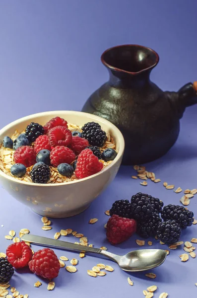 Colazione Sana Piatto Bianco Con Farina Avena Cosparsa Bacche Diverse — Foto Stock