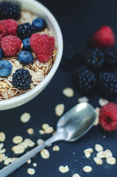 健康的な朝食 散らばっているオートミールと青色の背景に異なる果実白いプレート 夏の収穫 — ストック写真