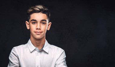 Genç bir adam portresi Çapraz kollar ile ayakta beyaz gömlek giymiş. Karanlık bir arka plan üzerinde izole.