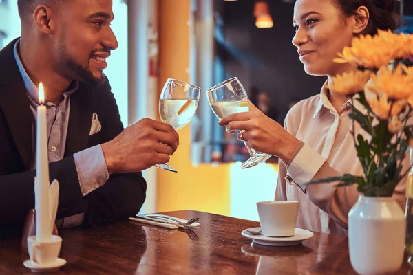 Glückliches attraktives afrikanisch-amerikanisches verliebtes Paar, das bei seinem Dating eine tolle Zeit zusammen in einem Restaurant verbringt. ein schönes Paar, das sich gegenseitig genießt. — Stockfoto