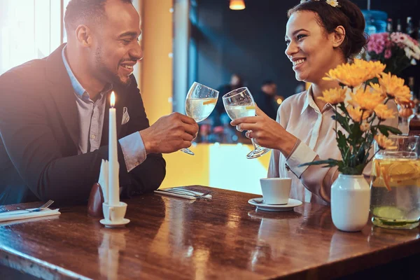 Ευτυχισμένος ελκυστική Αφροαμερικανός ερωτευμένο ζευγάρι έχοντας έναν μεγάλο χρόνο μαζί σε ένα εστιατόριο στο ραντεβού τους. Ένα όμορφο ζευγάρι απολαμβάνει κάθε άλλο. — Φωτογραφία Αρχείου