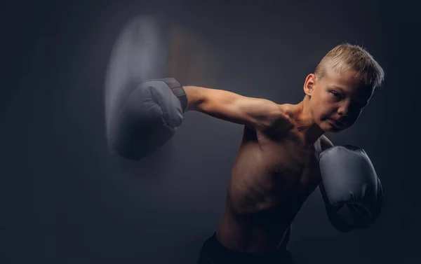 Shirtless giovane pugile con i capelli biondi indossa guanti da boxe mostra un gancio da boxe . — Foto Stock