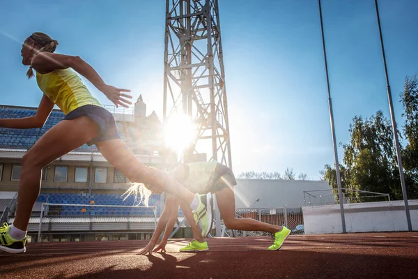 Dos atletas de velocista corriendo en la carrera de la cinta de correr durante el entrenamiento en el estadio de atletismo . — Foto de Stock