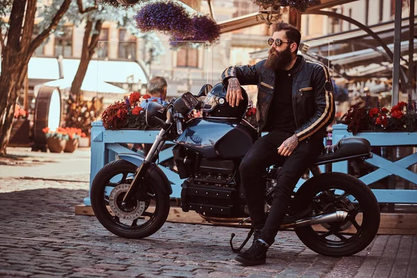 Porträt Eines Modischen Motorradfahrers Mit Sonnenbrille Und Schwarzer Lederjacke Der — Stockfoto