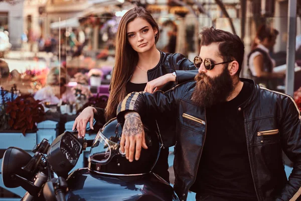 Close Πορτρέτο Ενός Ζευγαριού Hipster Γενειοφόρος Βάναυση Αρσενικό Γυαλιά Ηλίου — Φωτογραφία Αρχείου