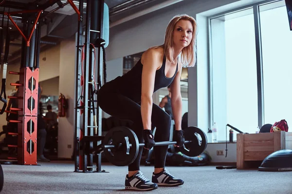 Blond Sportig Kvinna Sportkläder Gör Marklyft Med Skivstång Ett Gym — Stockfoto