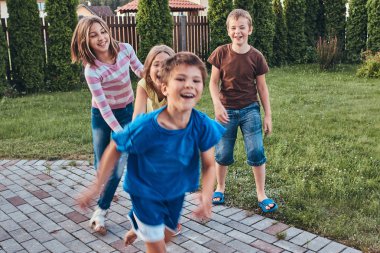 Arka bahçe eğleniyor mutlu küçük arkadaş grubu.