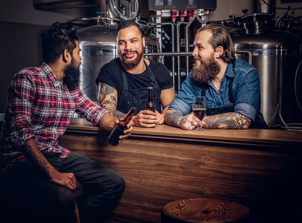 Três Amigos Inter Raciais Barbudos Bebem Cerveja Artesanal Falam Numa — Fotografia de Stock