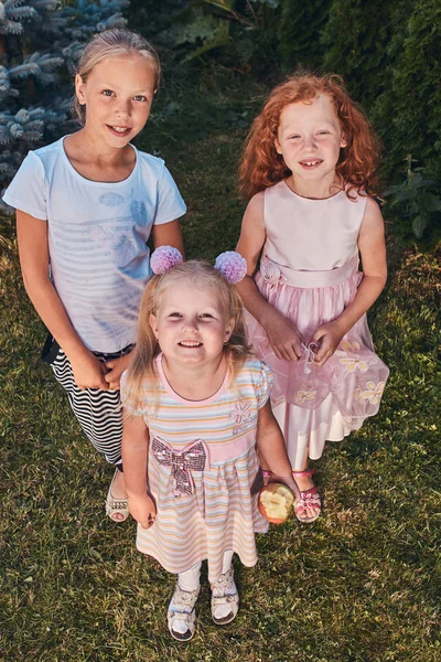 Портрет Трьох Щасливих Маленьких Подружок Стоять Газоні Парку — стокове фото