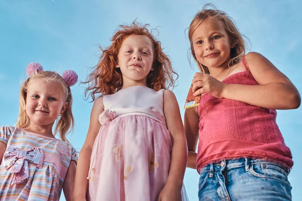 Low Winkelporträt Von Glücklichen Niedlichen Kleinen Freunden Vor Einem Himmelshintergrund — Stockfoto