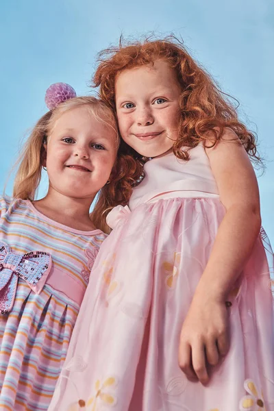 Baixo Ângulo Retrato Felizes Pequenos Amigos Bonitos Contra Fundo Céu — Fotografia de Stock