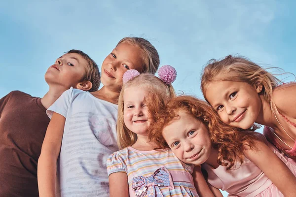 Low Winkelporträt Von Glücklichen Niedlichen Kleinen Freunden Vor Einem Himmelshintergrund — Stockfoto