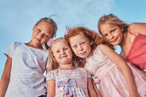 Baixo Ângulo Retrato Felizes Pequenos Amigos Bonitos Contra Fundo Céu — Fotografia de Stock
