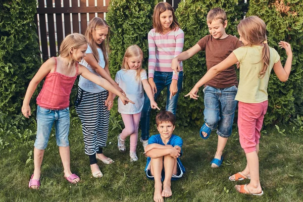 一群快乐的小朋友在后院玩得开心 — 图库照片
