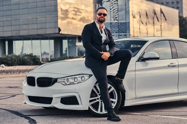 Hombre Barbudo Guapo Gafas Sol Vestido Con Traje Negro Sentado —  Fotos de Stock