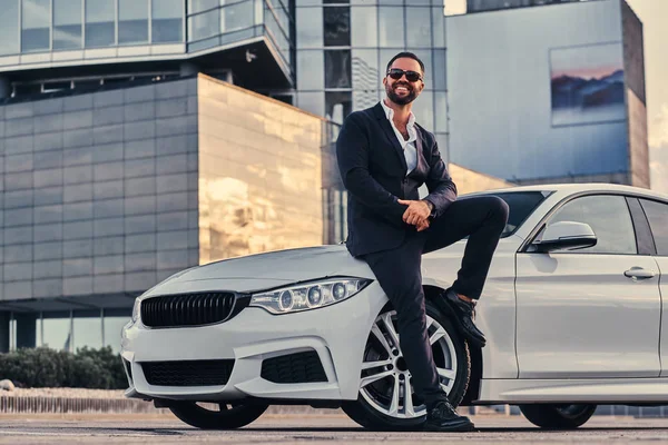 Hombre Barbudo Guapo Feliz Gafas Sol Vestido Con Traje Negro —  Fotos de Stock