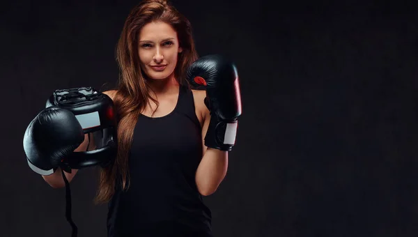 Portret Van Een Sportieve Vrouw Gekleed Sportkleding Dragen Bokshandschoenen Houdt — Stockfoto