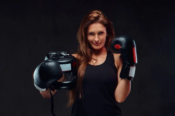 Portret Van Een Sportieve Vrouw Gekleed Sportkleding Dragen Bokshandschoenen Houdt — Stockfoto