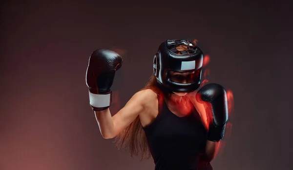 Retrato Uma Boxeadora Vestindo Capacete Protetor Luvas Durante Exercícios Boxe — Fotografia de Stock