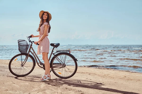 Happy Charming Girl Dressed Dress Hat Posing Bicycle Beach Sunny — Stock Photo, Image