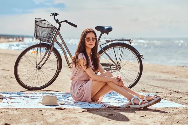 Gelukkig Jonge Vrouw Zonnebrillen Jurk Genieten Van Vakantie Het Strand — Stockfoto