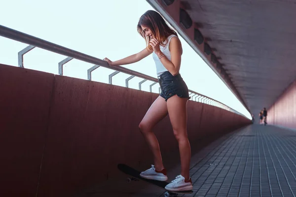 Junges Sinnliches Mädchen Shorts Und Shirt Das Auf Einem Skateboard — Stockfoto