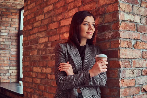 Detail Portrétu Smyslná Brunetka Žena Oblečená Šedé Elegantní Bunda Drží — Stock fotografie