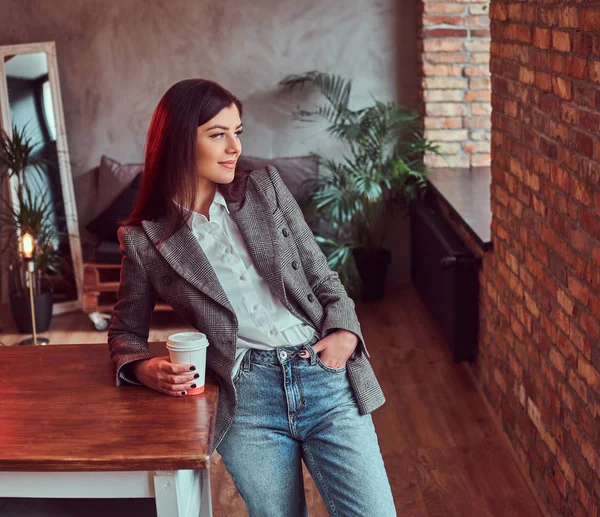 Mujer Joven Vestida Con Una Elegante Chaqueta Gris Sosteniendo Una —  Fotos de Stock