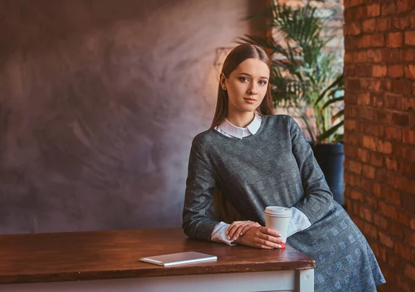 Ung Flicka Klädd Elegant Grå Klänning Innehar Kopp Takeaway Kaffe — Stockfoto