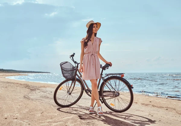 Hermosa Chica Morena Vestida Con Vestido Sombrero Posando Con Bicicleta — Foto de Stock