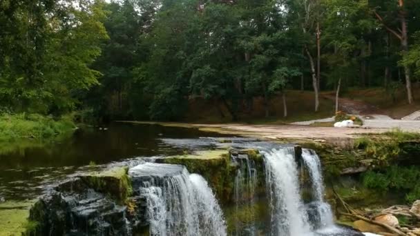 Cascada Las Montañas Hermosa Cascada Bosque Verano — Vídeos de Stock