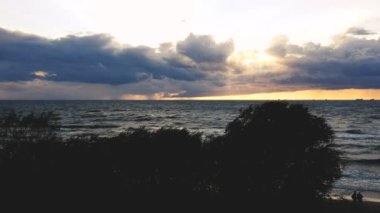 Sahilde deniz kıyısı gün batımında. Boş akşam beach.