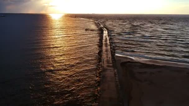 Panjang Pantai Laut Mercusuar Kejauhan Terhadap Matahari Terbenam Yang Indah — Stok Video