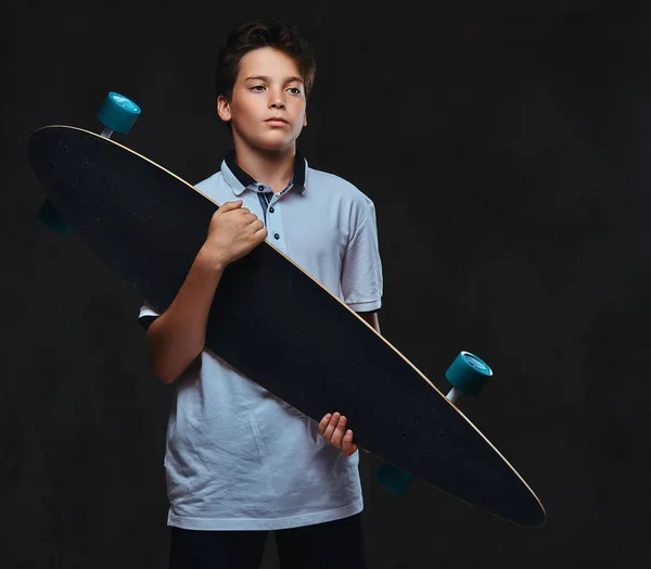 Ritratto Ragazzo Skater Vestito Con Una Shirt Bianca Tiene Longboard — Foto Stock