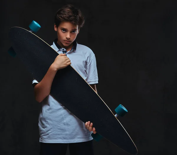 Portrét Smutné Mladý Skejťák Oblečený Bílé Tričko Drží Longboard Tmavém — Stock fotografie