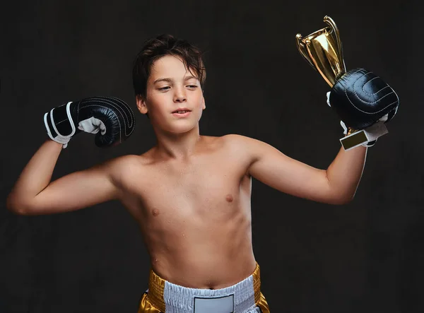 Jonge Shirtless Bokser Kampioen Dragen Van Handschoenen Houdt Een Kop — Stockfoto